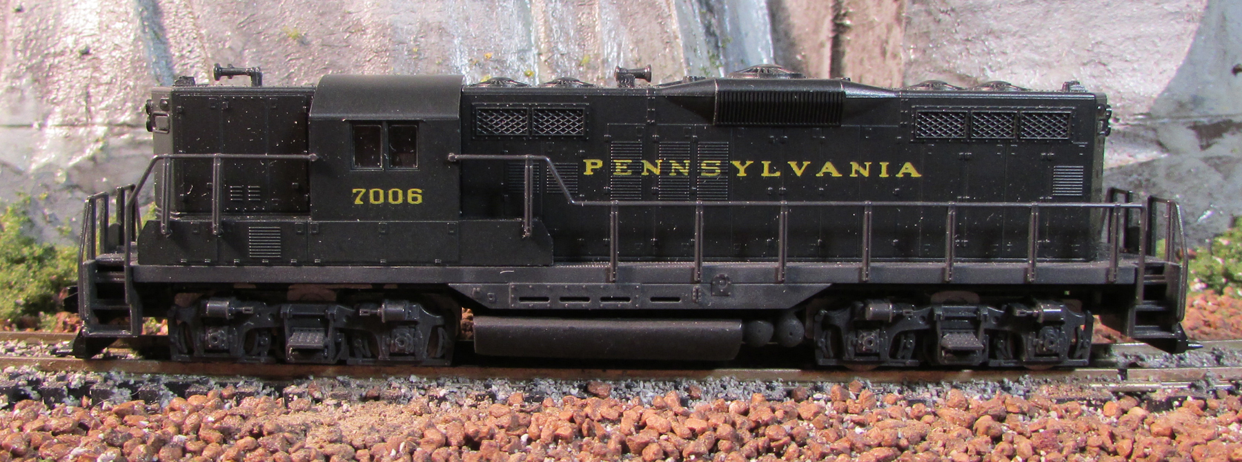 N Scale - Atlas - 4336 - Locomotive, Diesel, EMD GP9 - Pennsylvania - 7006