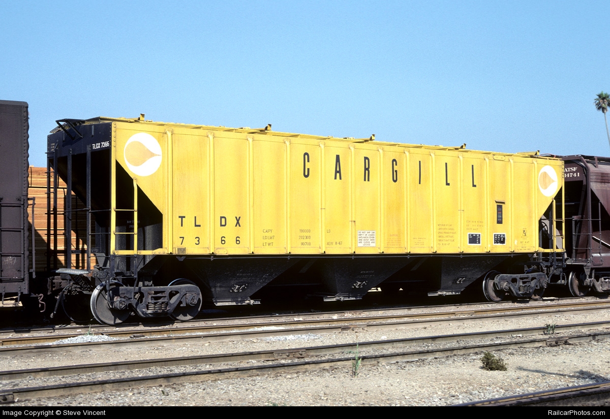 Vehicle - Rail - Rolling Stock (Freight) - Covered Hopper - 3-Bay PS2-CD 4427