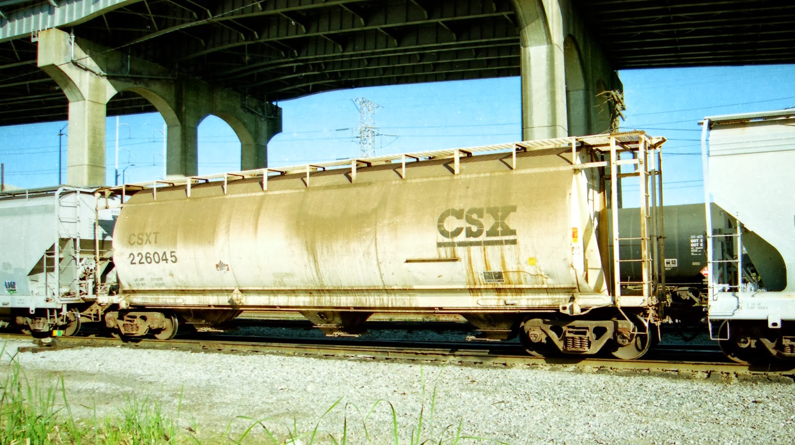 Vehicle - Rail - Rolling Stock (Freight) - Covered Hopper - 3-Bay Cylindrical