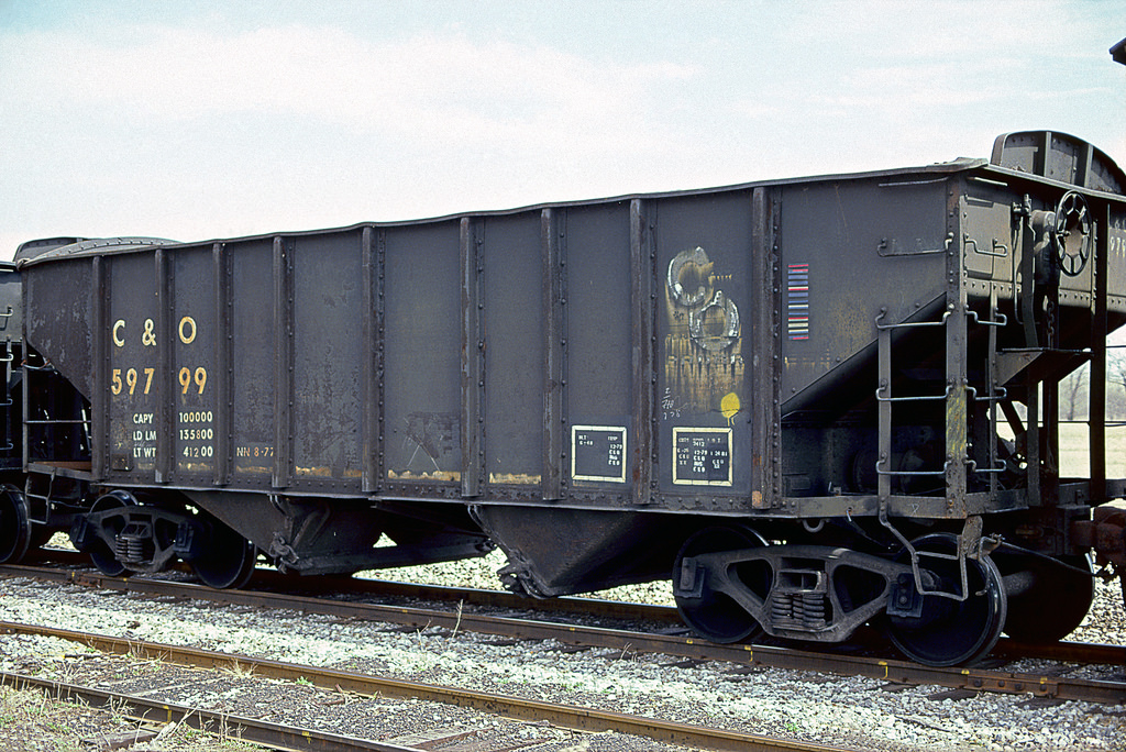 Vehicle - Rail - Rolling Stock (Freight) - Open Hopper - 2-Bay Rib Side, 8-Panel
