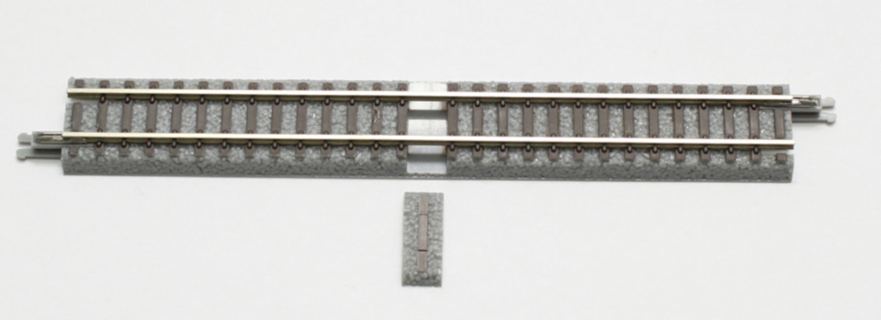 R024 Straight Rail with Power Feeder 55mm Train Rokuhan Z gauge 
